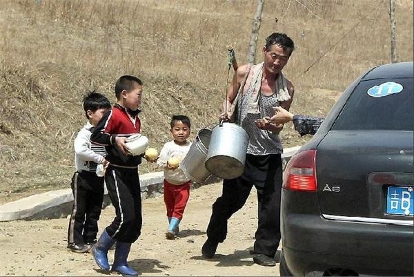 一些中国游客遇到当地朝鲜村民或孩子时，常常会拿些食品相送，在没有军人或其他相关人员在场的情况下，他们都很愿意接受。