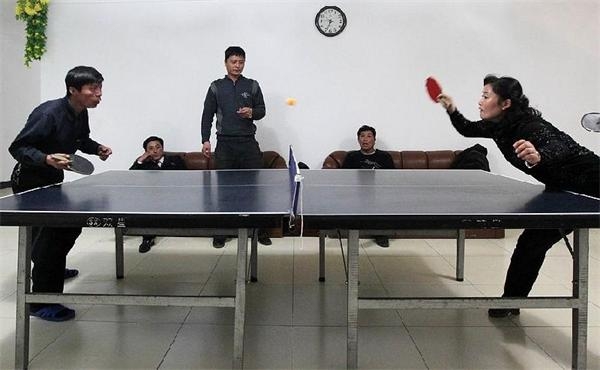 朝鲜人很喜欢乒乓球运动，一些宾馆大厅里还设有乒乓球案，深夜仍有宾馆的工作人员切磋球艺。